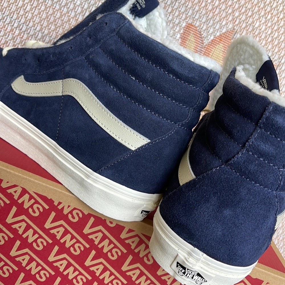 Vans Men’s Sk8-Hi
Cozy Hug Parisian Night
VN0005U9JDU
Sneakers - Picture 15 of 16